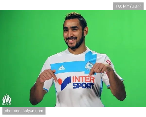 终场哨响，老将帕耶与马赛队友逐一拥抱，疑似主场告别战